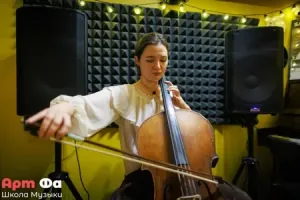 Самый резкий цветной кадр вечера: смычок в размахе, петличка на блузе – Вечер виолончели, апрель 2026